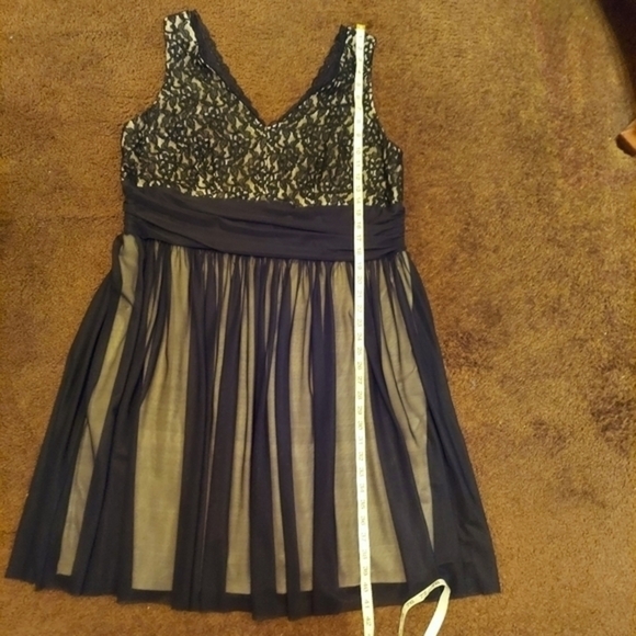 London Times Black Lace‎ and Tulle with nude underlay V Neck both sides - Picture 13 of 16